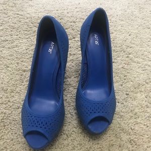 Women’s Apt.9 Blue Heels size 6